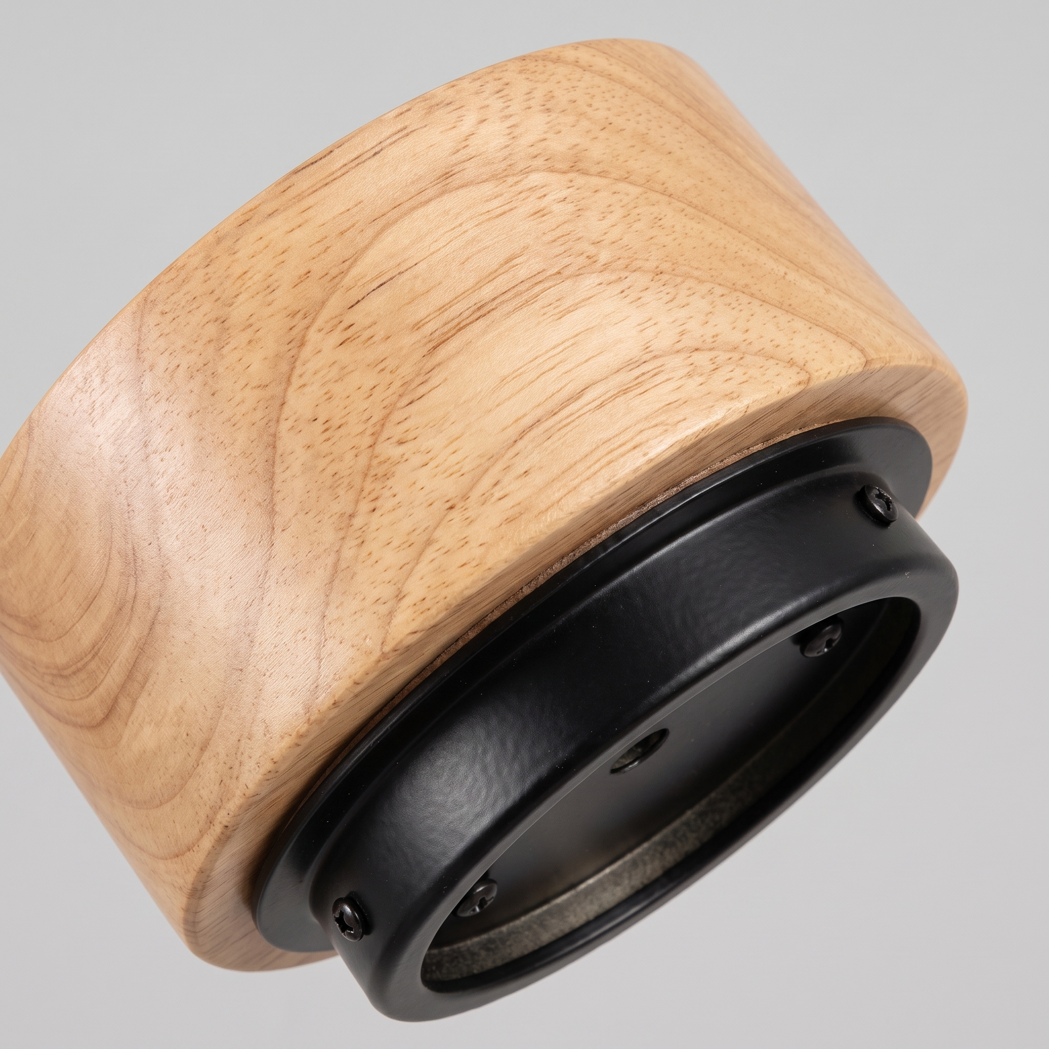 Buxpo wood body and metal base plate detail