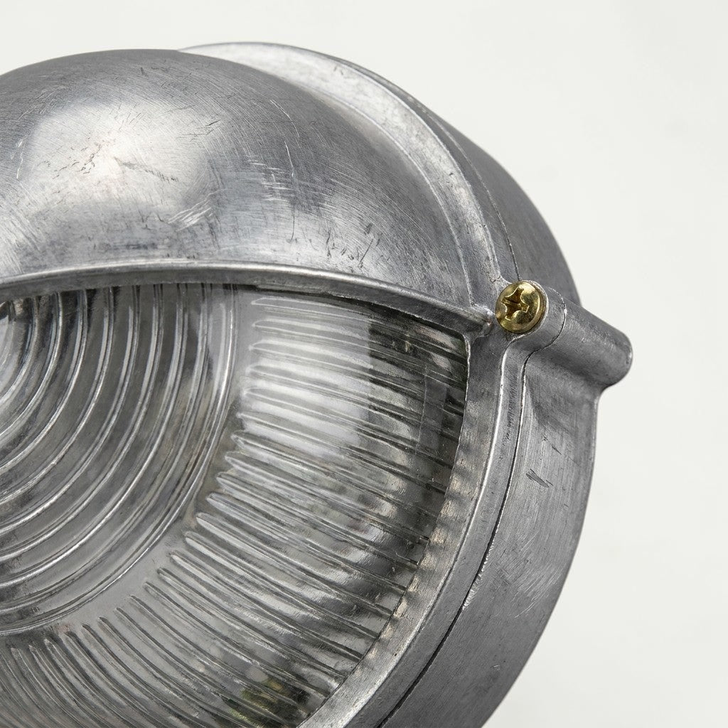 Close-up of Kuxqa's ribbed glass lens and die-cast aluminium body
