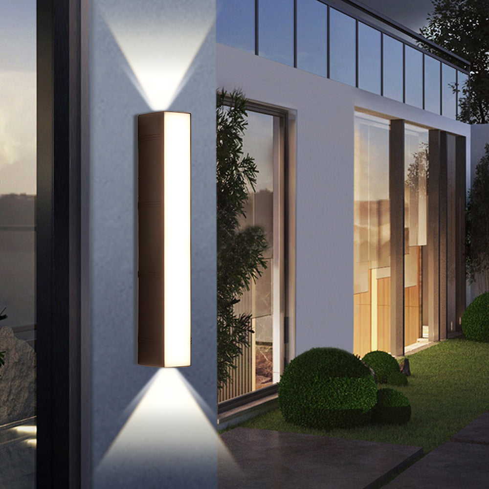 peqi linear LED garden wall light highlighting the exterior architecture and landscaping of a modern home